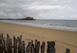 Écriture sur sable à Saint-Malo le 7 septembre 2019